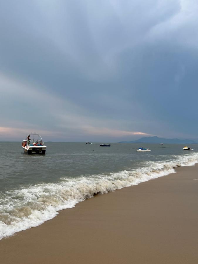 By The Sea Beachfront Designer Suites Penang - Managed By Art Of Tree Batu Feringgi Ngoại thất bức ảnh
