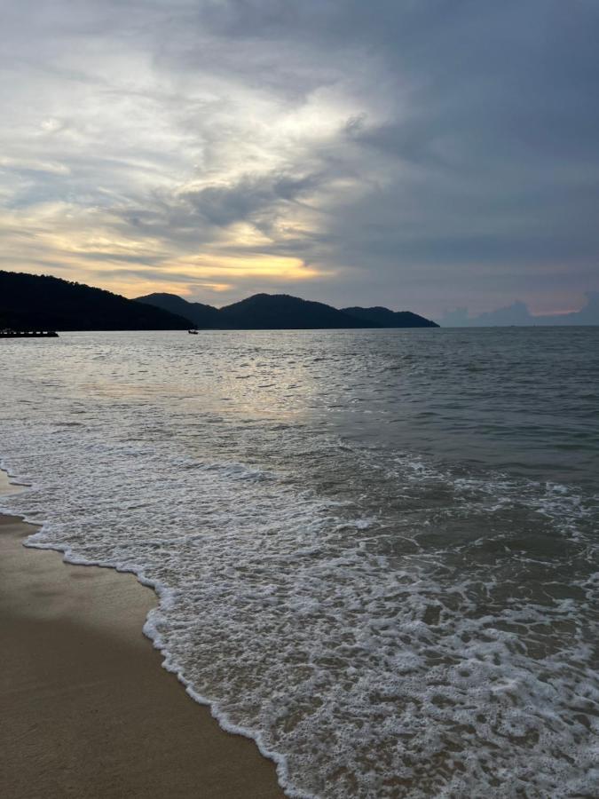 By The Sea Beachfront Designer Suites Penang - Managed By Art Of Tree Batu Feringgi Ngoại thất bức ảnh