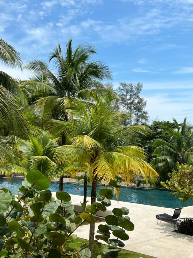By The Sea Beachfront Designer Suites Penang - Managed By Art Of Tree Batu Feringgi Ngoại thất bức ảnh